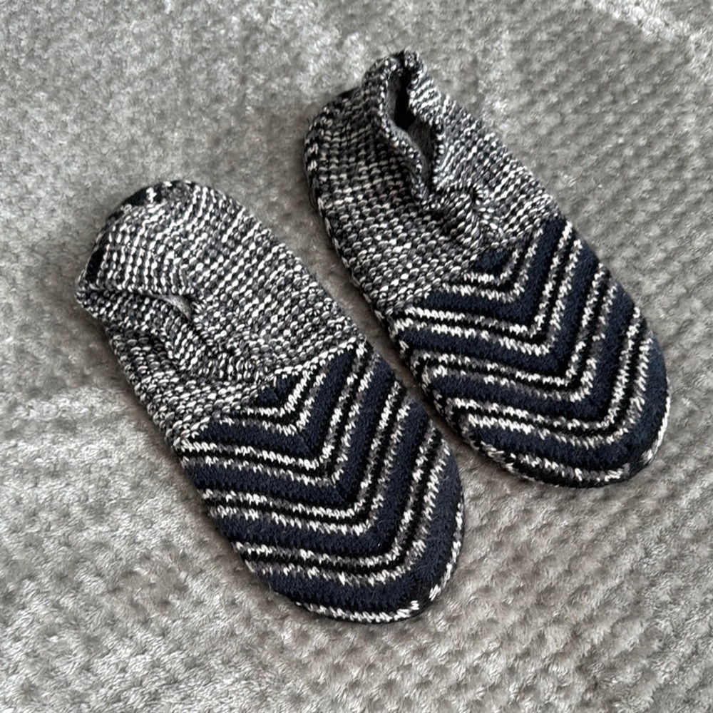 Black and White Bombas Slippers Size L Large